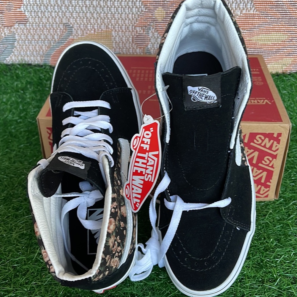 Vans WMNS Sk8-Hi
Rose Dreams Black/White
VN0005U9BZW
Sneakers - Picture 13 of 16